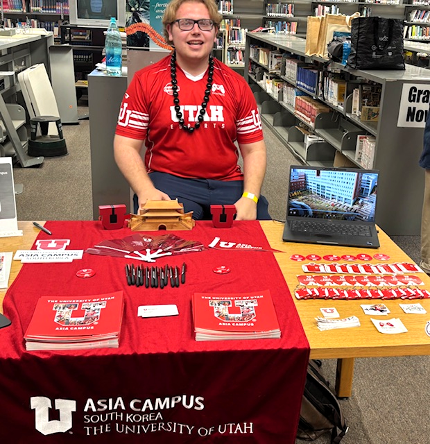 Charlie Sinclair, a Games major from the University of Utah’s Salt Lake City campus, introduces the U Asia Campus to local students at the Honolulu International Esports Tournament.