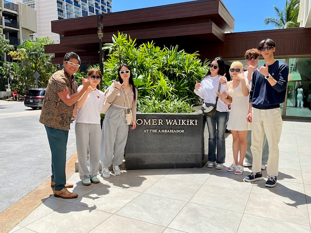 UAC students meet with Tournament Director Harris Nakamoto during the Honolulu International Esports Tournament.